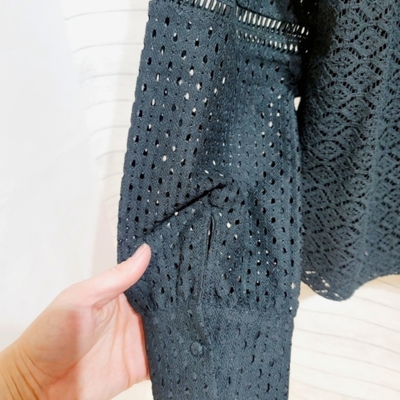 BANANA REPUBLIC BLACK LASER CUT  LONG SLEEVE BLOUSE, SZ SMALL - Picture 9 of 9